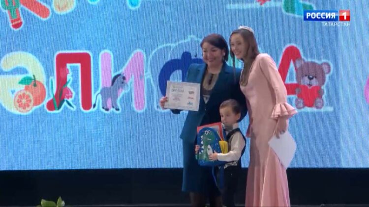 «Ихлас» мультимедиа мәктәбендә белем алган балалар бүләкләнде