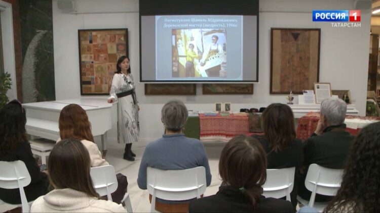 Гөлшат Ногәйбәкова соңгы өч ел эчендә туплаган үрнәкләр белән таныштыра