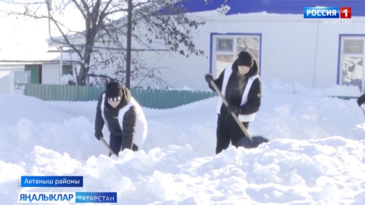 Өлкән яшьтәге әби-бабайларга район мәктәпләре волонтерлары ярдәмгә килә