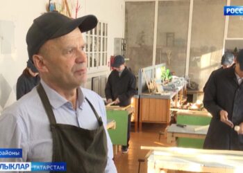 Мәктәп укучылары госпитальләрдә дәваланучы махсус хәрби операциядә катнашучылар өчен кул таяклары ясый