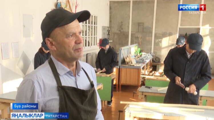 Мәктәп укучылары госпитальләрдә дәваланучы махсус хәрби операциядә катнашучылар өчен кул таяклары ясый