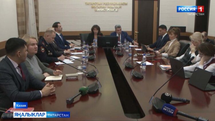 Илсур Һадиуллин: Мәктәпләр бер үк вакытта кәгазь һәм электрон журнал алып бара алмый