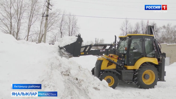 Өр-яңа трактор тротуарларны киңәйтү белән мәшгуль