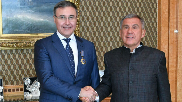 Рөстәм Миңнеханов Валерий Фальковка «Дуслык» ордены тапшырды