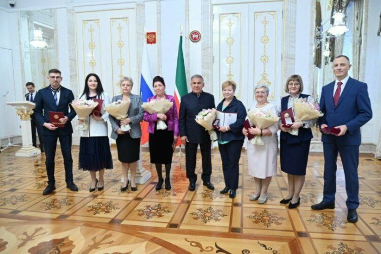 Рөстәм Миңнеханов фән һәм техника өлкәсенә караган ТР Дәүләт премияләрен тапшырды