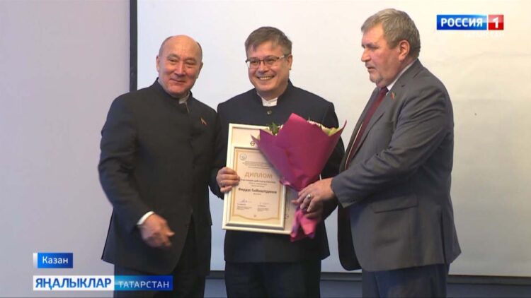 Бүләк кемгә?