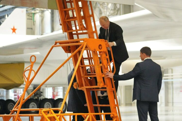 Путин Казан авиация заводында Ту-160М стратегик бомбардировщик бортына менде