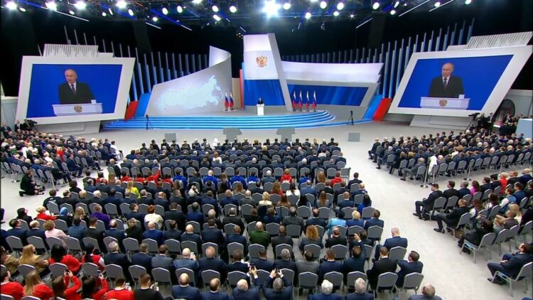 Владимир Путин махсус хәрби операциядәгеләрнең гаиләләренә ярдәм итү өчен барысын эшләргә йөкләде