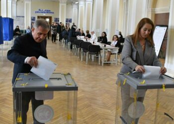 Рөстәм Миңнеханов тормыш иптәше белән Россия Президентын сайлауларда тавыш бирде