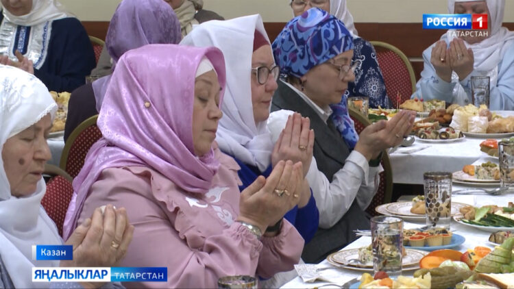 Ифтар оештыруда аерым гаиләләр дә бик теләп катнаша