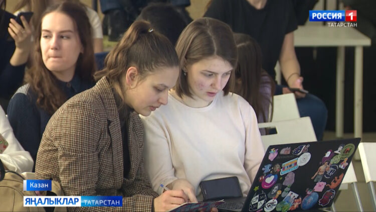 Сайлау көннәрендә Казанда «Гаилә белән сайлыйбыз» фотобәйгесе кысаларында өч автомобиль уйнатыла