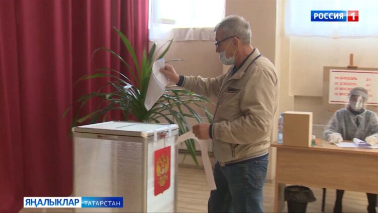 Сайлау көннәрендә Казанда «Гаилә белән сайлыйбыз» фотобәйгесе кысаларында өч автомобиль уйнатыла