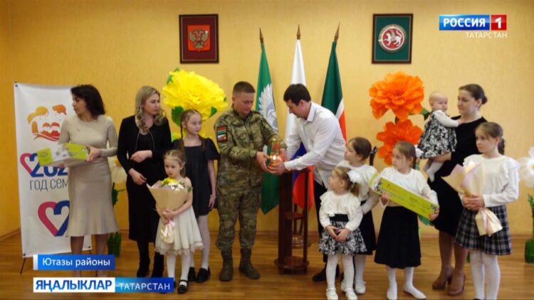 Азнакай районының күп балалы гаиләсенә “Россия йөрәге” гаилә уты салынган капсула тапшырылды