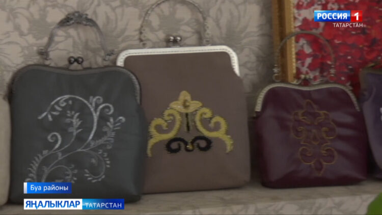 Минзилә Фәткуллова милли киемнәргә бизәнү әйберләрен бизәкләп кулдан ясый