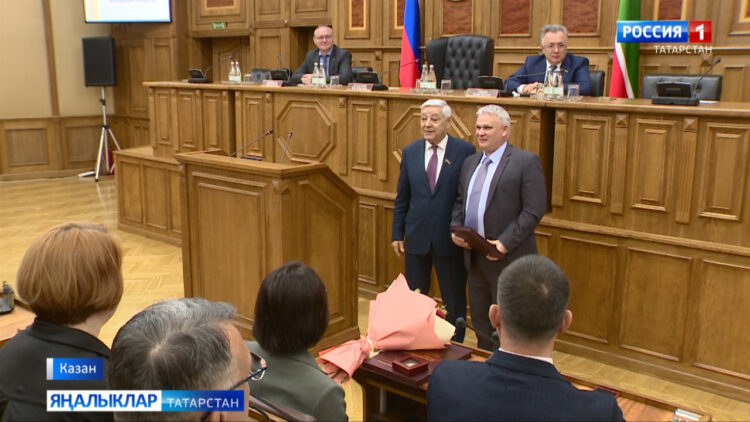 Фәрит Мөхәммәтшин журналистларга хезмәтләре өчен рәхмәт белдерде