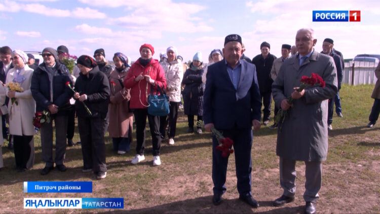 Питрәч районы Күн авылында гомерләрен Камал театрына багышлаган артистлар Раушания Юкачева, Айдар Хафиз исемнәре мәңгеләштерелде