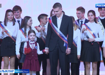 Быел Татарстанда соңгы кыңгырау 17 меңгә якын укучы өчен чыңлый