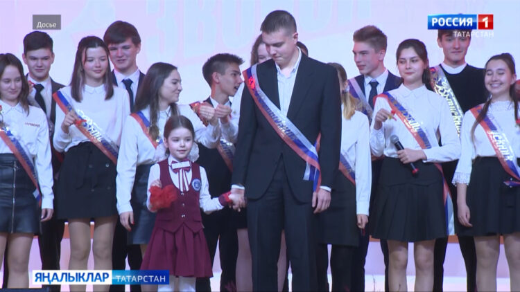 Быел Татарстанда соңгы кыңгырау 17 меңгә якын укучы өчен чыңлый