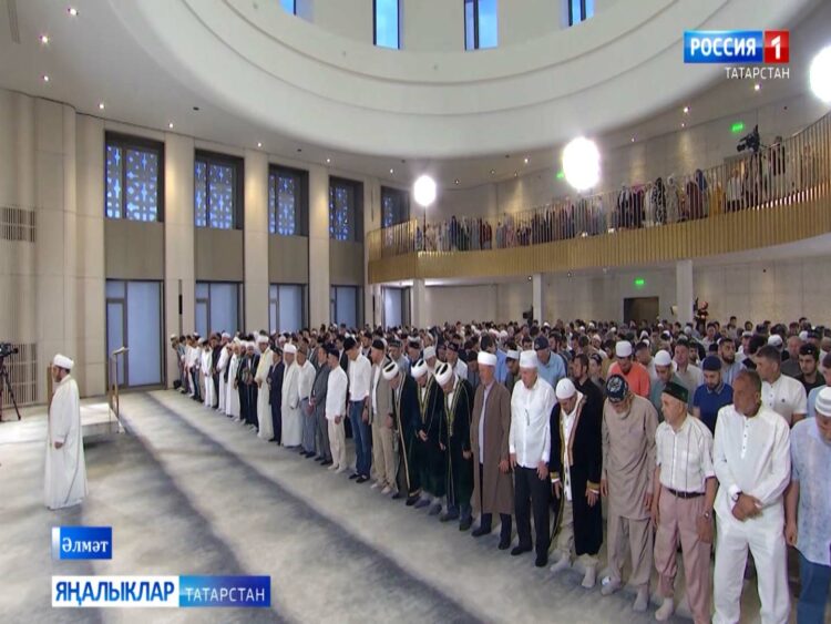 Быел Татарстанда гает намазы уздыруның төп урыны Әлмәт шәһәренең яңартылган үзәк мәчете булды. Анда Татарстан Республикасы Рәисе Рөстәм Миңнеханов катнашты.