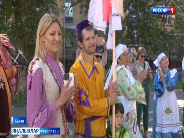 Бүген Казанда яулык җыялар