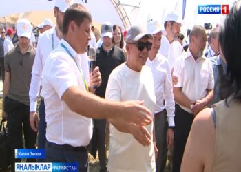 Рөстәм Миңнеханов «Агроволга» күргәзмәсен карады