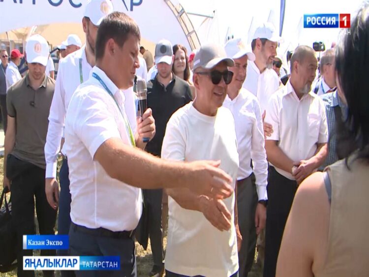 Рөстәм Миңнеханов «Агроволга» күргәзмәсен карады