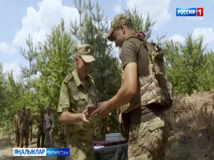 Республика бүләкләрен алгы сызыкта булган хәрбиләргә тапшырдылар