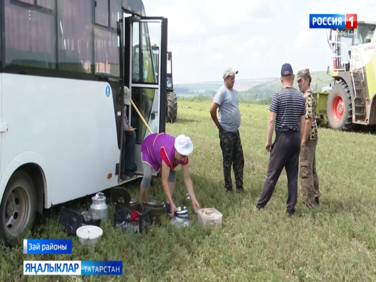 “Зәй шикәре” агрофирмасы пешекчеләре кырдагыларга тәмле итеп аш әзерли