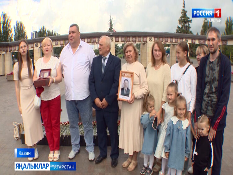 Орлов эзтабарлары 1943нче елда һәлак булган солдат әйберләрен тапшырды