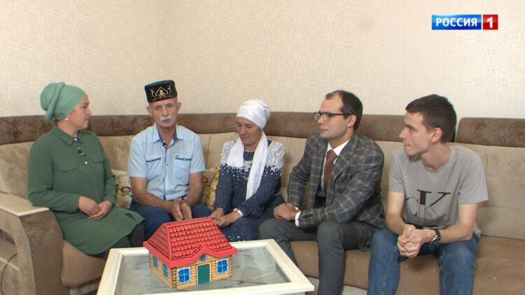 «Өйгә илтүче юл» (30.08) Сирин һәм Йолдыз Шәрәповлар гаиләсе