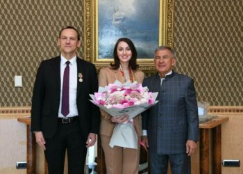 Рөстәм Миңнеханов Росреестр җитәкчелегенә Татарстанның дәүләт бүләкләрен тапшырды