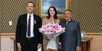 Рөстәм Миңнеханов Росреестр җитәкчелегенә Татарстанның дәүләт бүләкләрен тапшырды