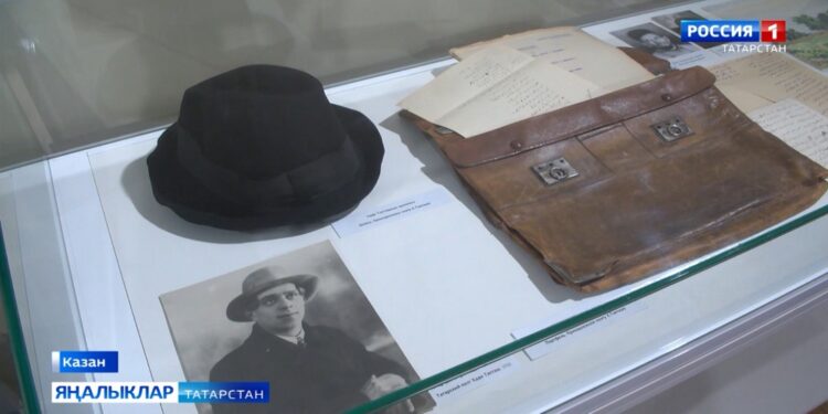 Татар әдәбияты тарихы музее һәм Шәриф Камал мемориаль фатирында Һади Такташ турында «Гасырлар һәм минутлар» күргәзмәсе эшли