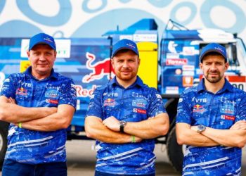 В гонку возвращается экипаж Эдуарда Николаева, который ранее снялся с «Дакар»