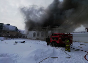 В Бугульме из-за крупного пожара эвакуировали школу