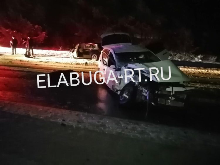 Появились фото с места серьезного ДТП с двумя погибшими в Елабужском районе