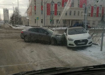 В Казани женщина попала под колеса иномарки, в которую въехало другое авто