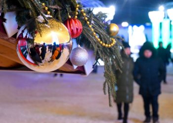 Казанцы слепят самого большого и самого маленького снеговика