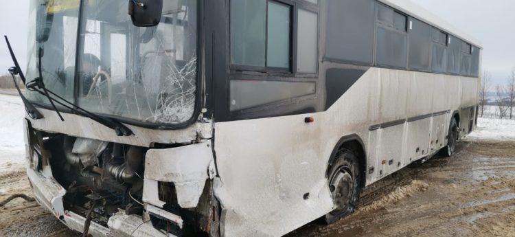 Стало известно о состоянии пострадавших в серьезном ДТП с пассажирским автобусом в Камском Устье