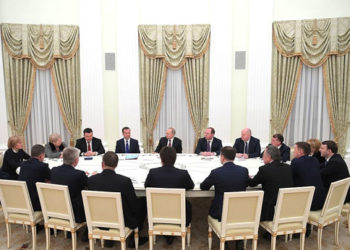 Путин провел встречу с ушедшими в отставку министрами