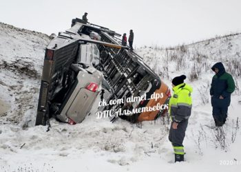 В Татарстане груженый автовоз вылетел в кювет