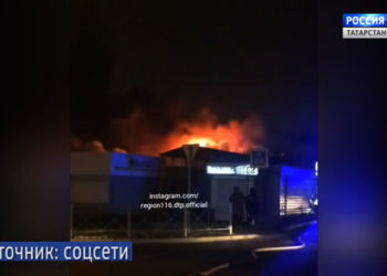 В Казани спасатели почти два часа тушили крупный пожар на рынке
