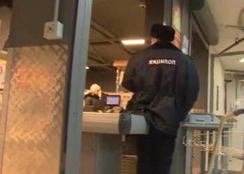 В Казани продавщицу зоомагазина ранил ножом ее муж