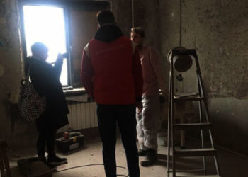 Активисты ОНФ пообещали помочь восстановить квартиру на Адоратского, сгоревшую из-за салюта