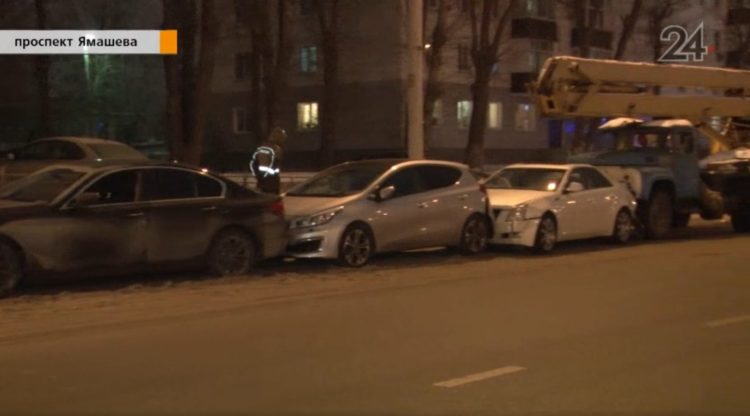 В Казани грузовик врезался в четыре припаркованных автомобиля