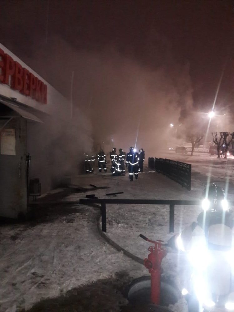 В Набережных Челнах ночью подожгли магазин с фейерверками