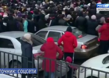 Соцсети: в Казани у гипермаркета произошла давка из-за скидок