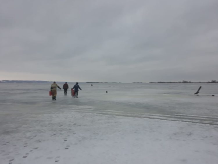 В Татарстане спасли пенсионера, застрявшего в промоине на льду Волги