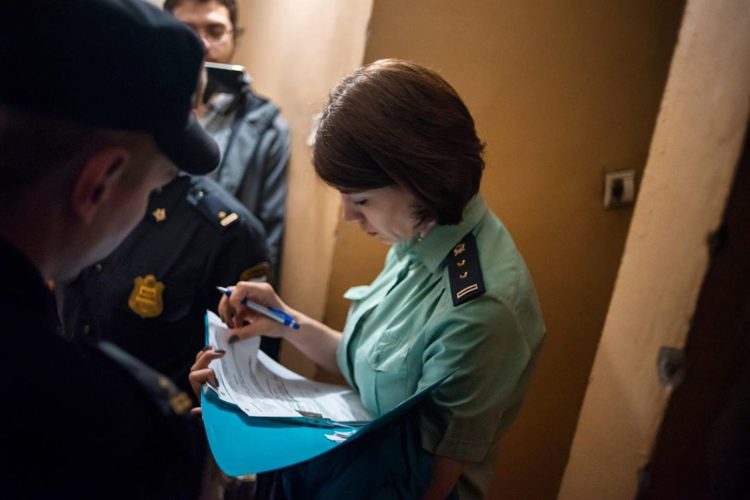 Приставы изъяли у челнинки иномарку из-за долга по кредиту