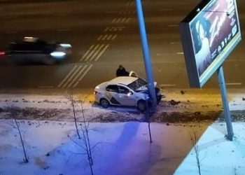 В Казани автомобиль такси врезался в столб — пассажирка погибла